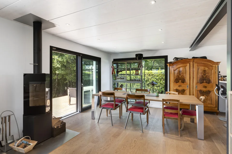 Moderne 4.5-Zimmer-Villa mit Blick auf die umliegende Landschaft