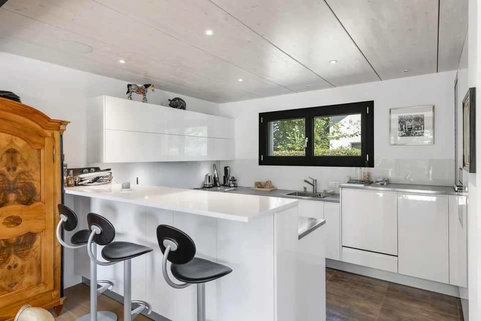 Moderne 4.5-Zimmer-Villa mit Blick auf die umliegende Landschaft