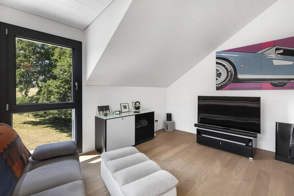 Moderne 4.5-Zimmer-Villa mit Blick auf die umliegende Landschaft
