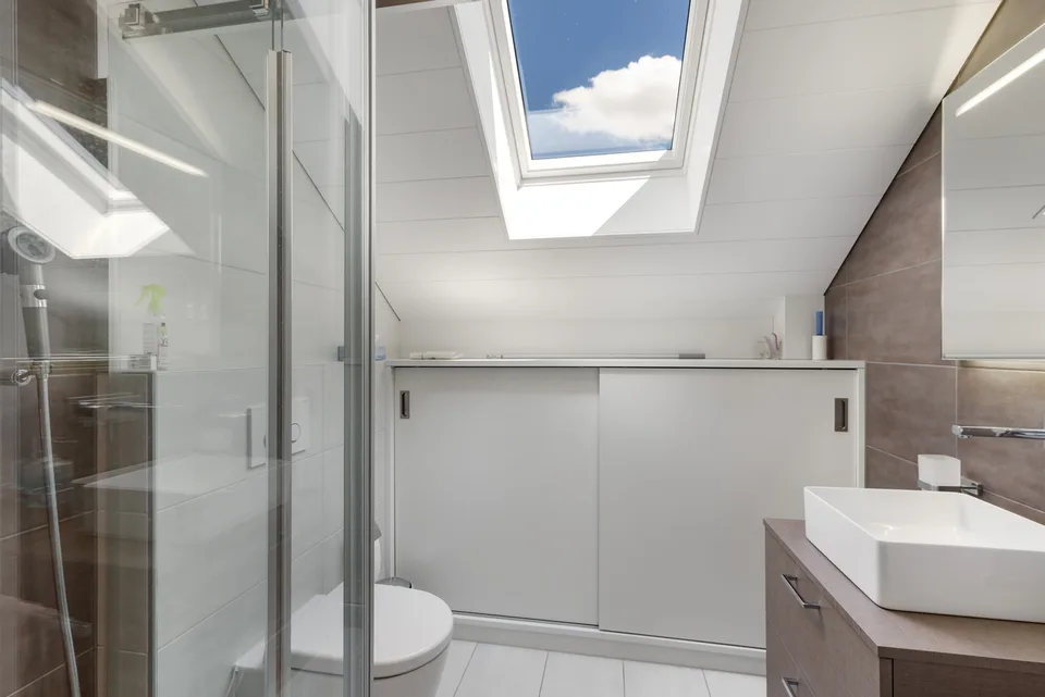 Moderne 4.5-Zimmer-Villa mit Blick auf die umliegende Landschaft