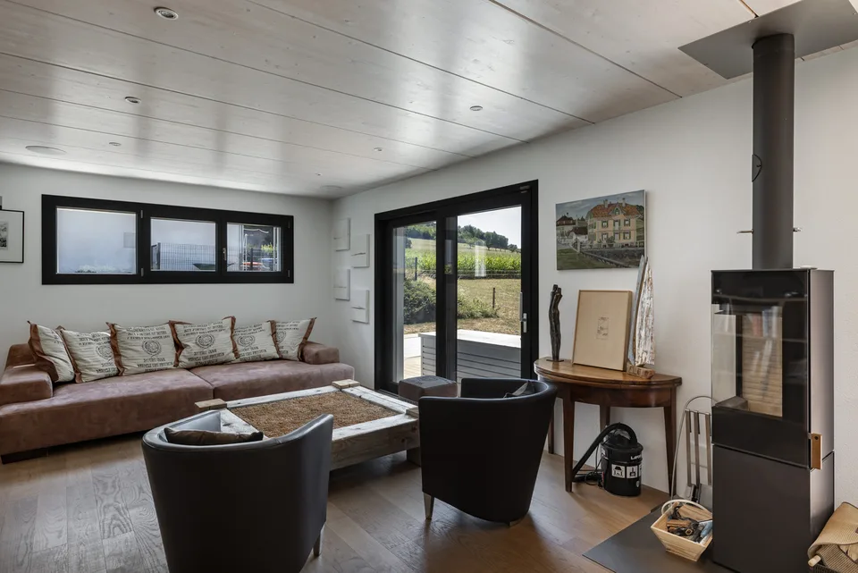 Moderne 4.5-Zimmer-Villa mit Blick auf die umliegende Landschaft