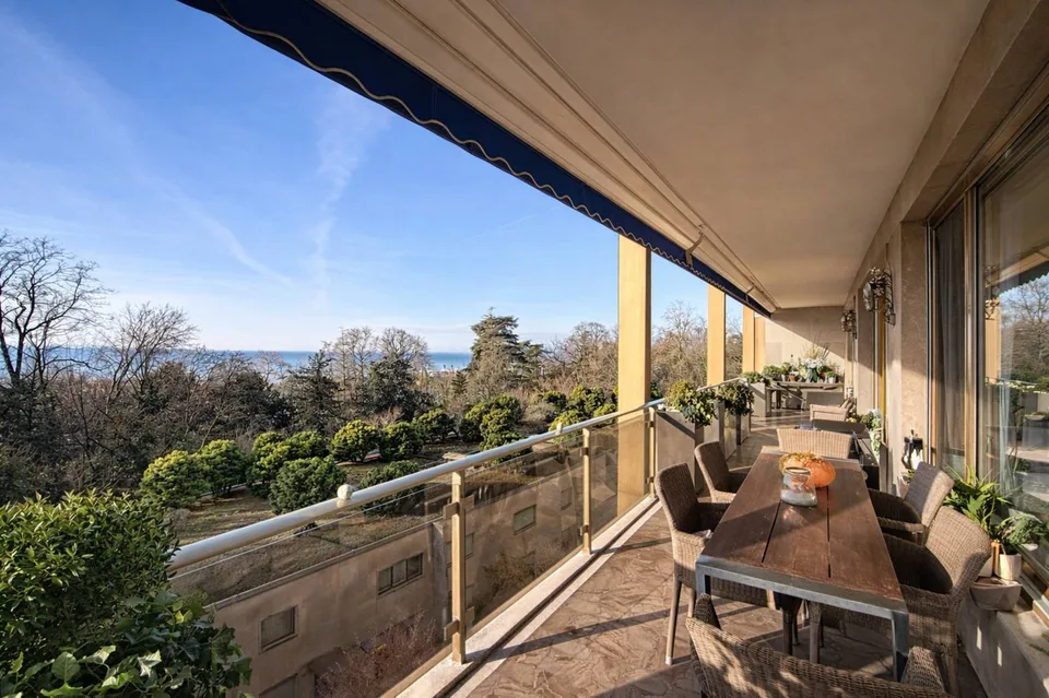 In the heart of Ouchy, 7-room apartment with lake view
