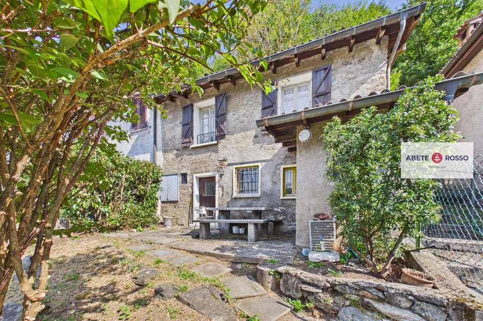 Rustikales Haus mit Terrasse und Rasen im Herzen des sonnigen Valcolla.