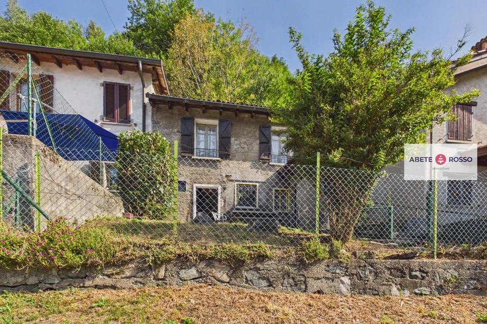 Rustikales Haus mit Terrasse und Rasen im Herzen des sonnigen Valcolla.