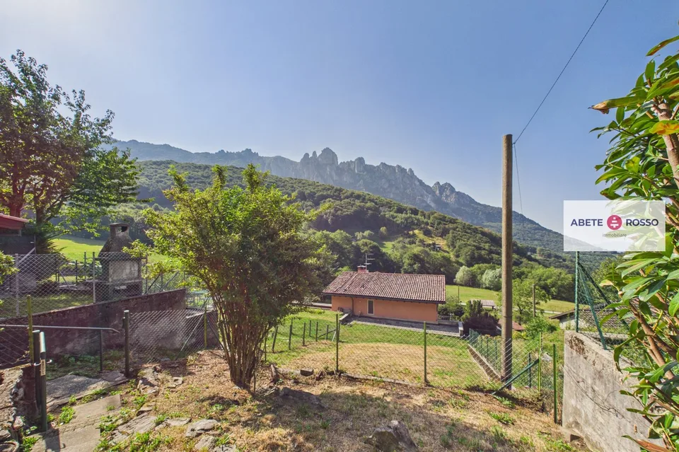 Rustikales Haus mit Terrasse und Rasen im Herzen des sonnigen Valcolla.