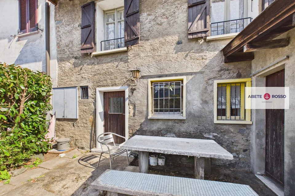 Rustikales Haus mit Terrasse und Rasen im Herzen des sonnigen Valcolla.
