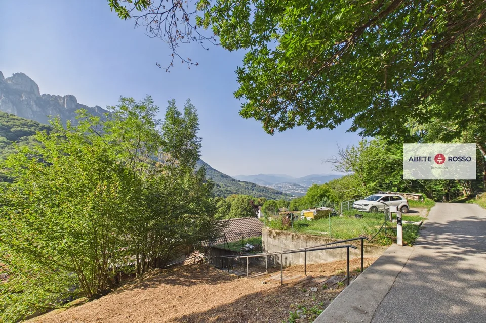 Rustikales Haus mit Terrasse und Rasen im Herzen des sonnigen Valcolla.