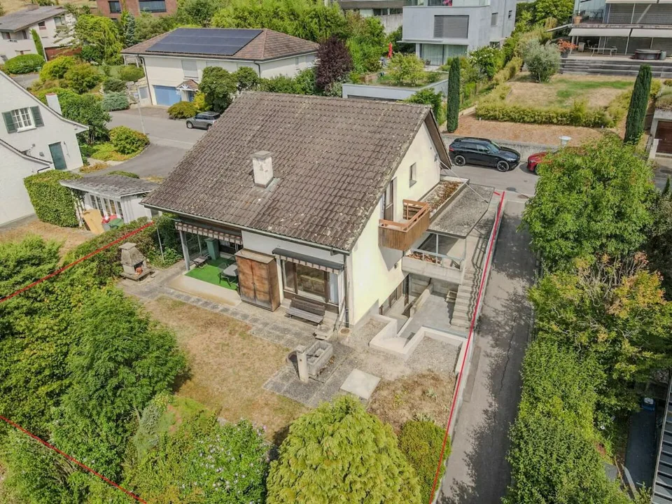 Freistehendes, renovationsbedürftiges 4.5 Z' EFH mit top Aussicht