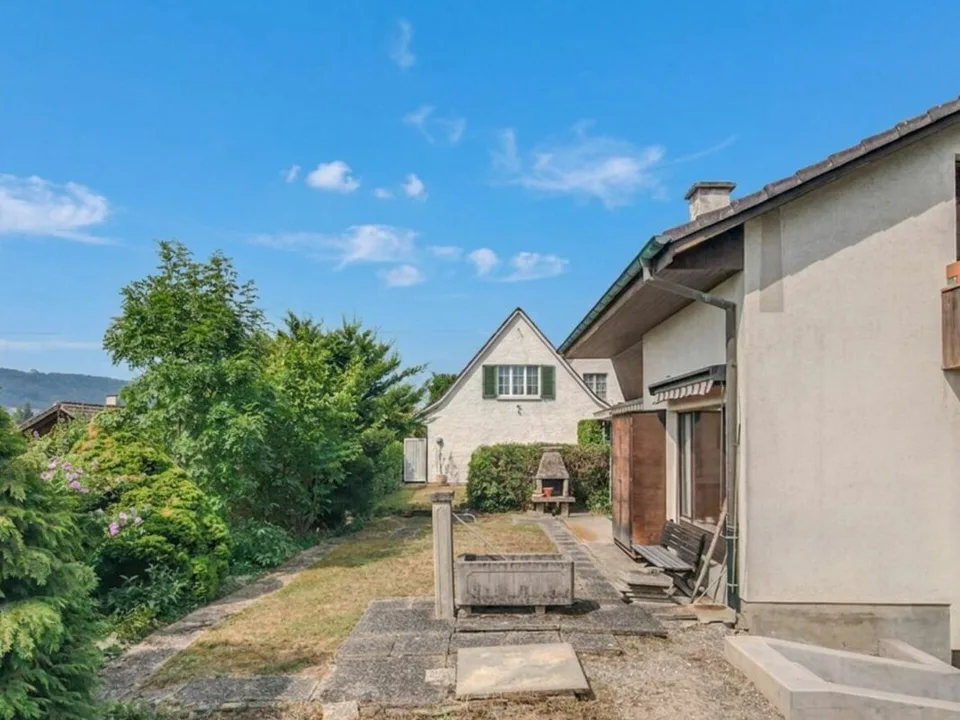 Freistehendes, renovationsbedürftiges 4.5 Z' EFH mit top Aussicht