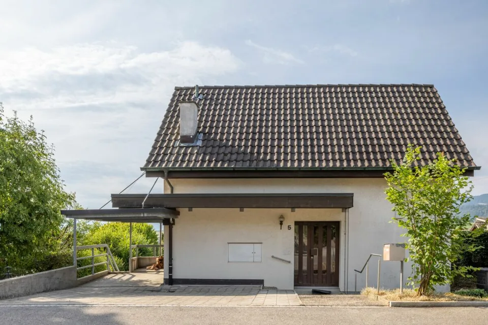Freistehendes, renovationsbedürftiges 4.5 Z' EFH mit top Aussicht