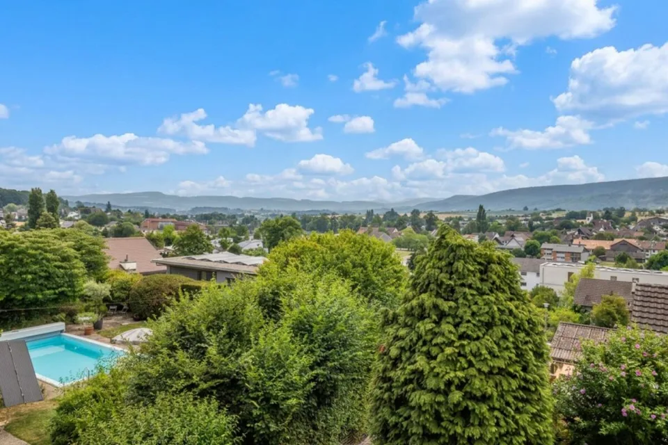 Freistehendes, renovationsbedürftiges 4.5 Z' EFH mit top Aussicht