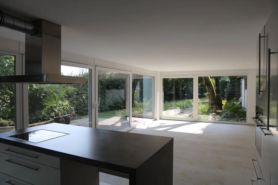 Moderne Erdgeschosswohnung mit grossem Sitzplatz