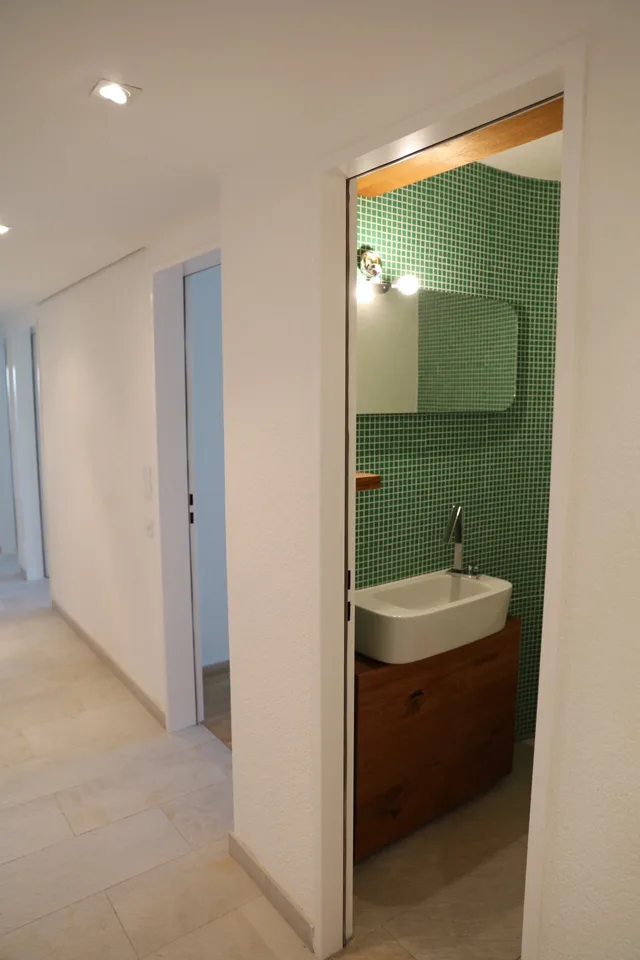 Moderne Erdgeschosswohnung mit grossem Sitzplatz