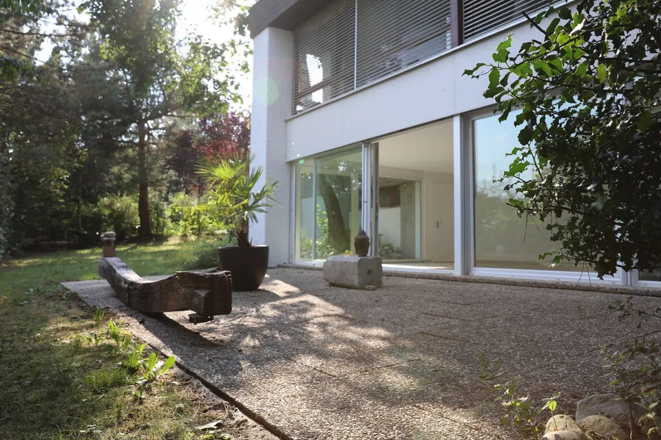 Moderne Erdgeschosswohnung mit grossem Sitzplatz