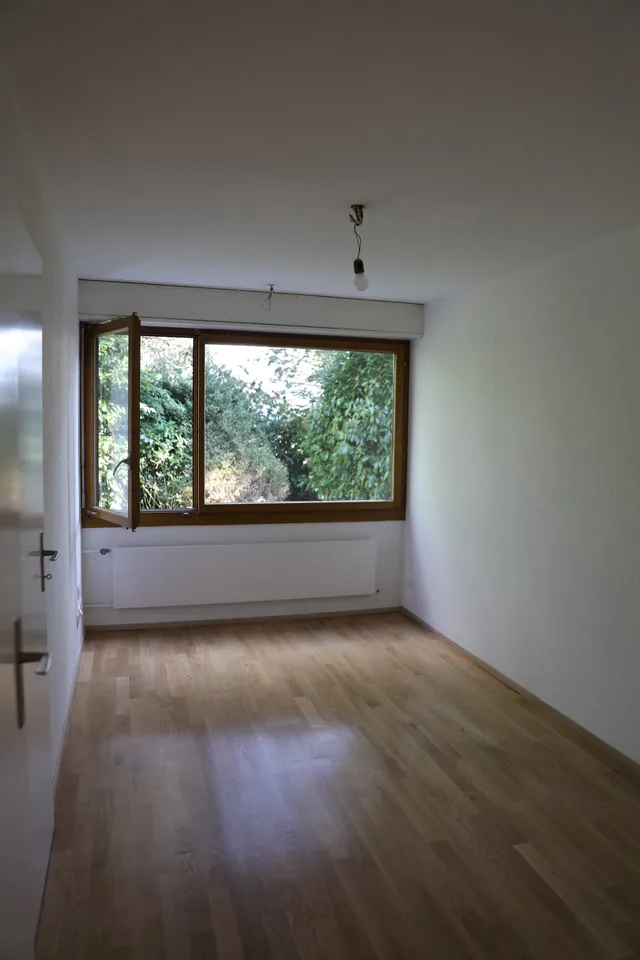 Moderne Erdgeschosswohnung mit grossem Sitzplatz