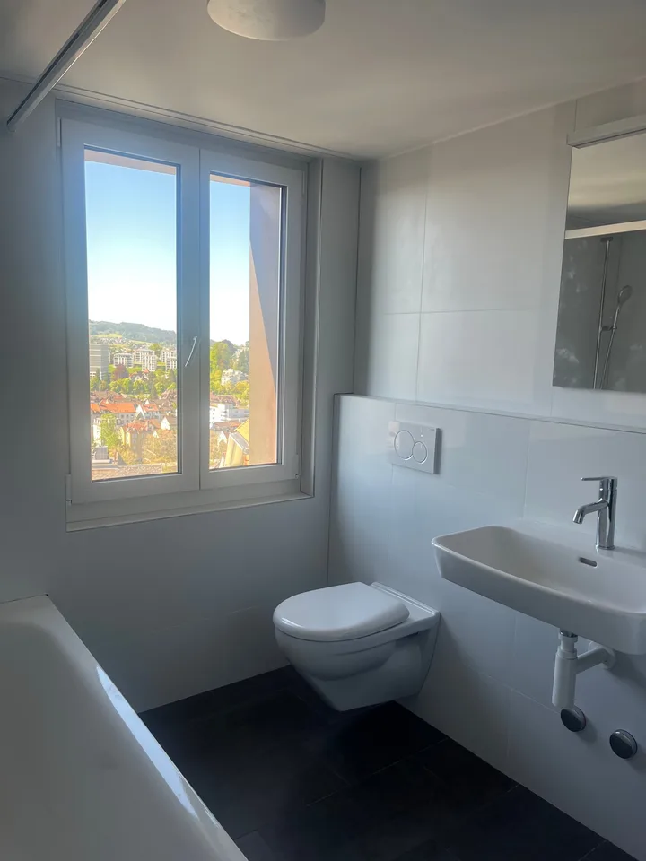 grosszügige 4 Zimmer-Wohnung mit super Aussicht, zwei Balkone und renoviertem Bad