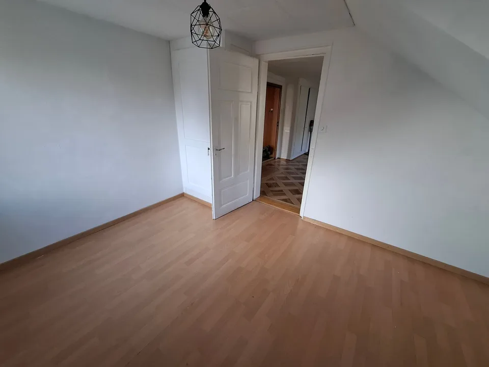 grosszügige 4 Zimmer-Wohnung mit super Aussicht, zwei Balkone und renoviertem Bad