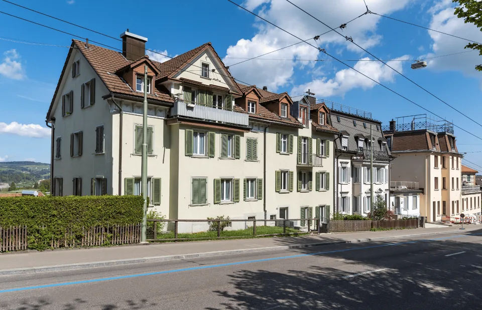 grosszügige 4 Zimmer-Wohnung mit super Aussicht, zwei Balkone und renoviertem Bad