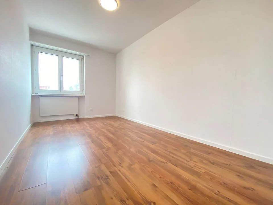 Appartement 3 pièces lumineux avec balcon à Schwerzenbach
