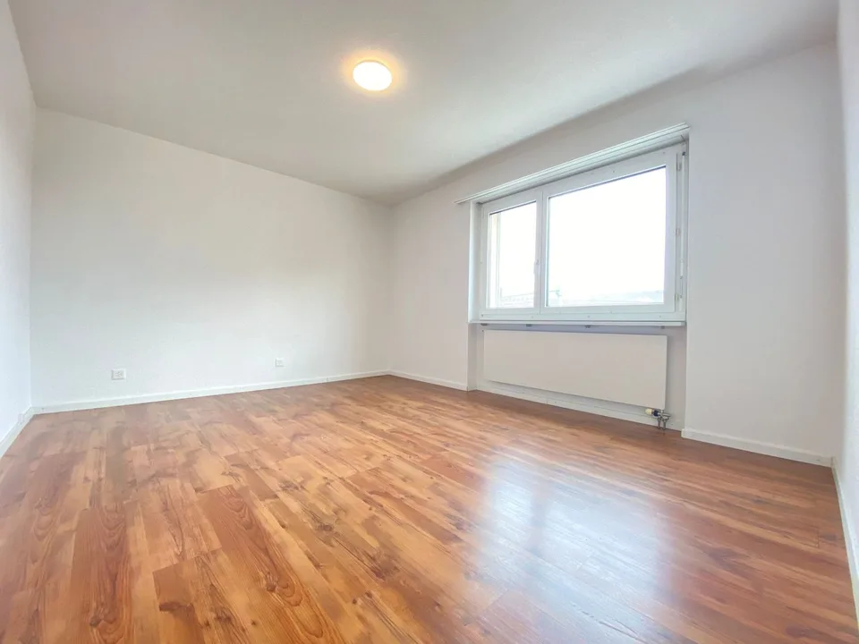 Appartement 3 pièces lumineux avec balcon à Schwerzenbach