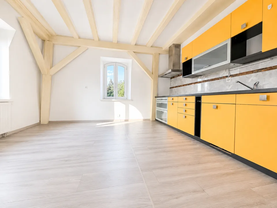 Auf der letzten Etage eines Herrenhauses mit Garten