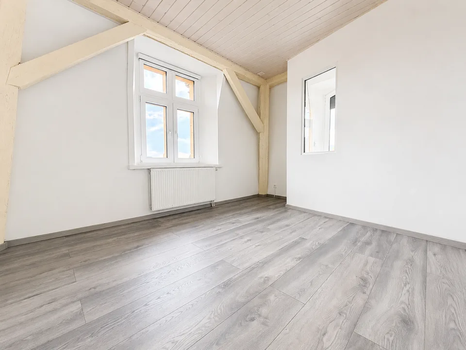 Auf der letzten Etage eines Herrenhauses mit Garten