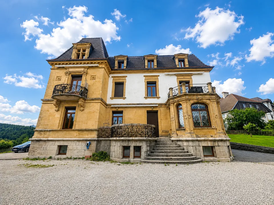 Au dernier étage d'un manoir avec jardin