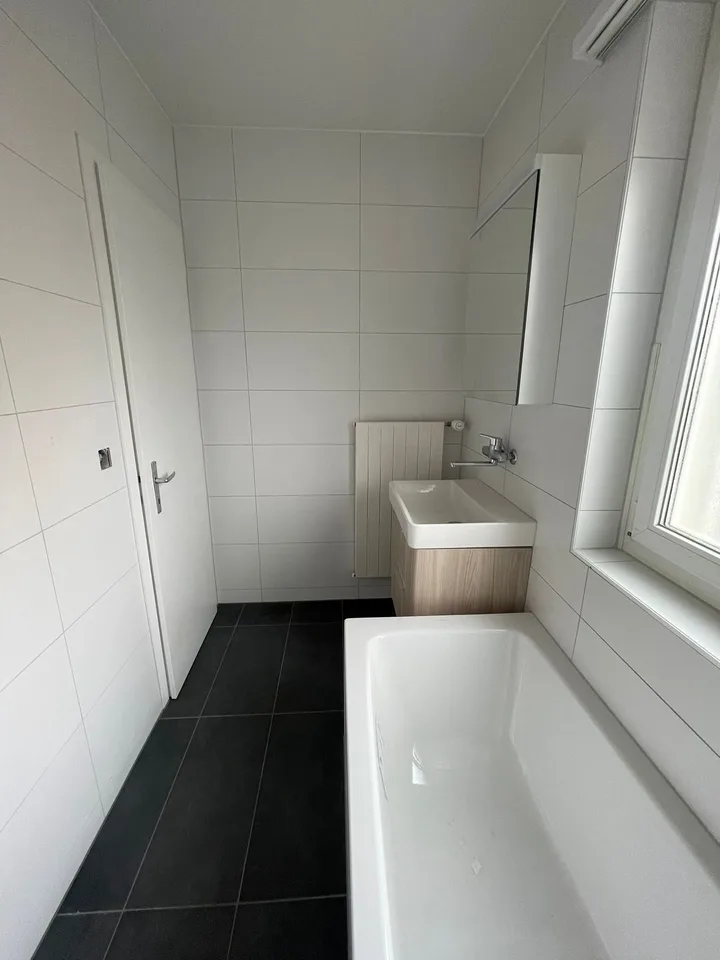 Modern, renovated 3.5-room apartment with balcony in Ins