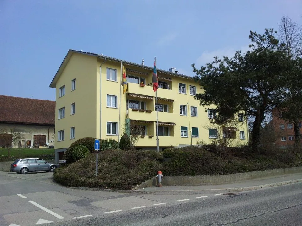 Moderne, renovierte 3.5-Zimmer-Wohnung mit Balkon in Ins