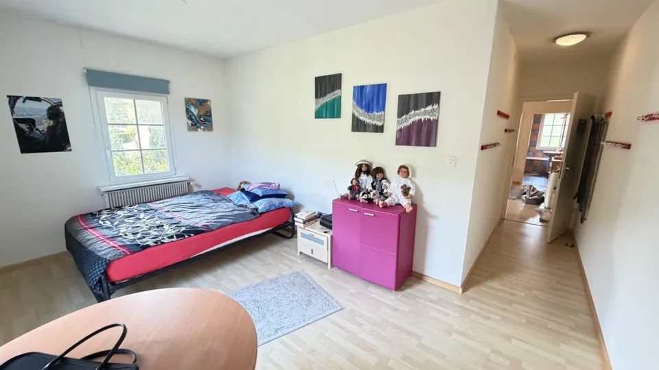 Ampia casa a schiera con giardino, box auto e potenziale di sviluppo