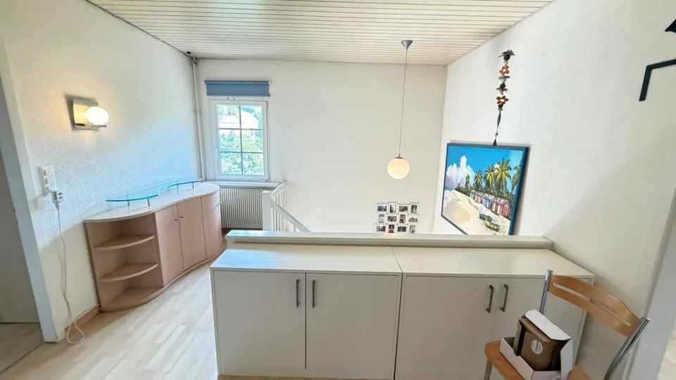 Ampia casa a schiera con giardino, box auto e potenziale di sviluppo