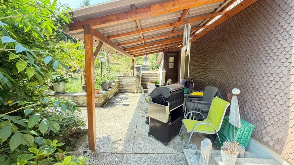 Ampia casa a schiera con giardino, box auto e potenziale di sviluppo