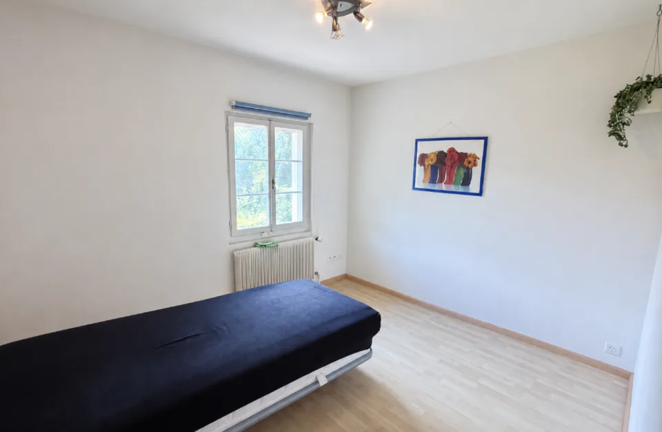 Ampia casa a schiera con giardino, box auto e potenziale di sviluppo