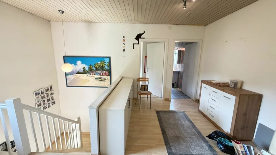 Ampia casa a schiera con giardino, box auto e potenziale di sviluppo
