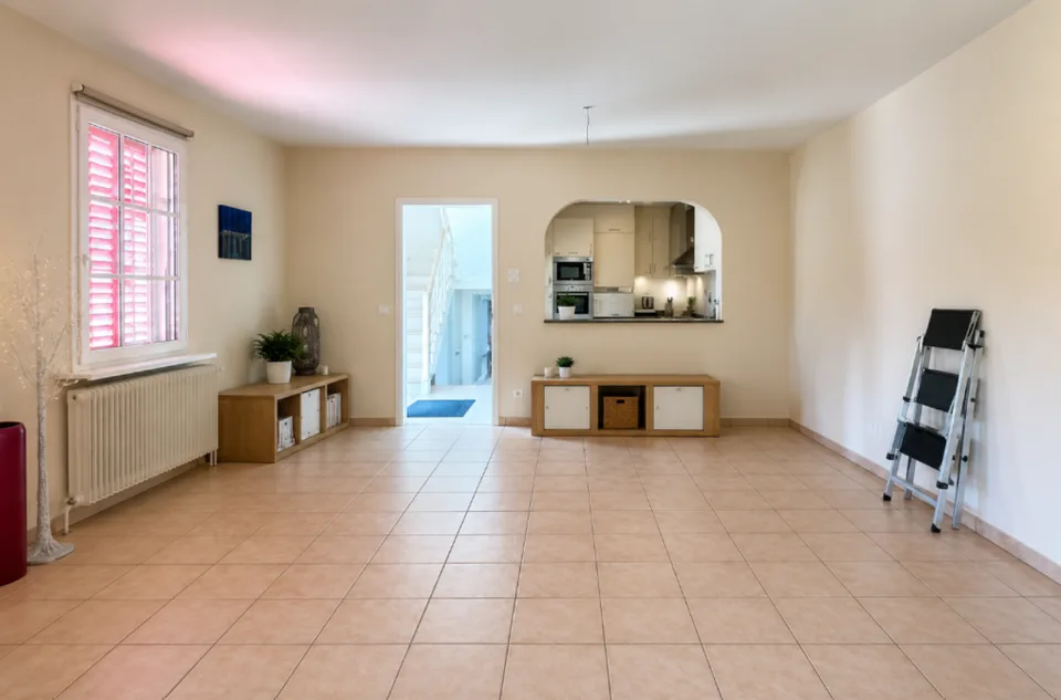 Ampia casa a schiera con giardino, box auto e potenziale di sviluppo
