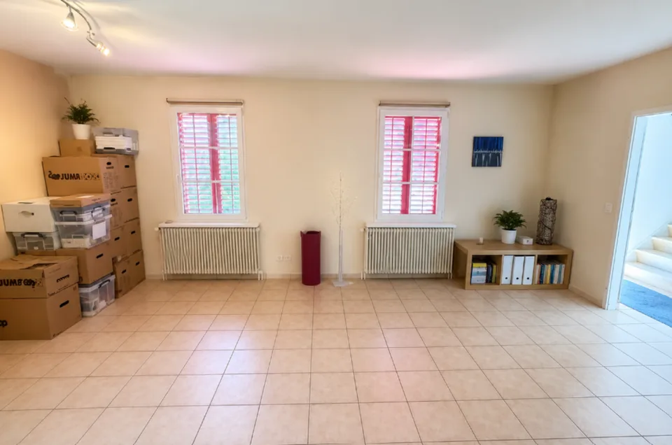 Ampia casa a schiera con giardino, box auto e potenziale di sviluppo