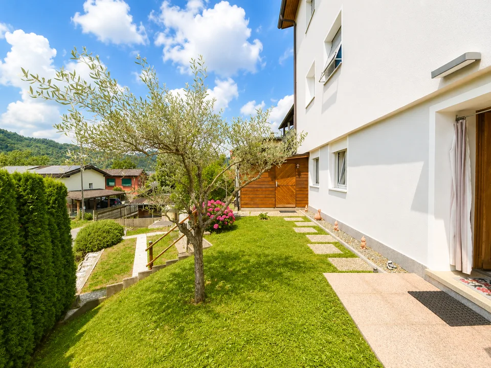 Wohnung mit 3.5 Zimmern und großem Garten in Davesco