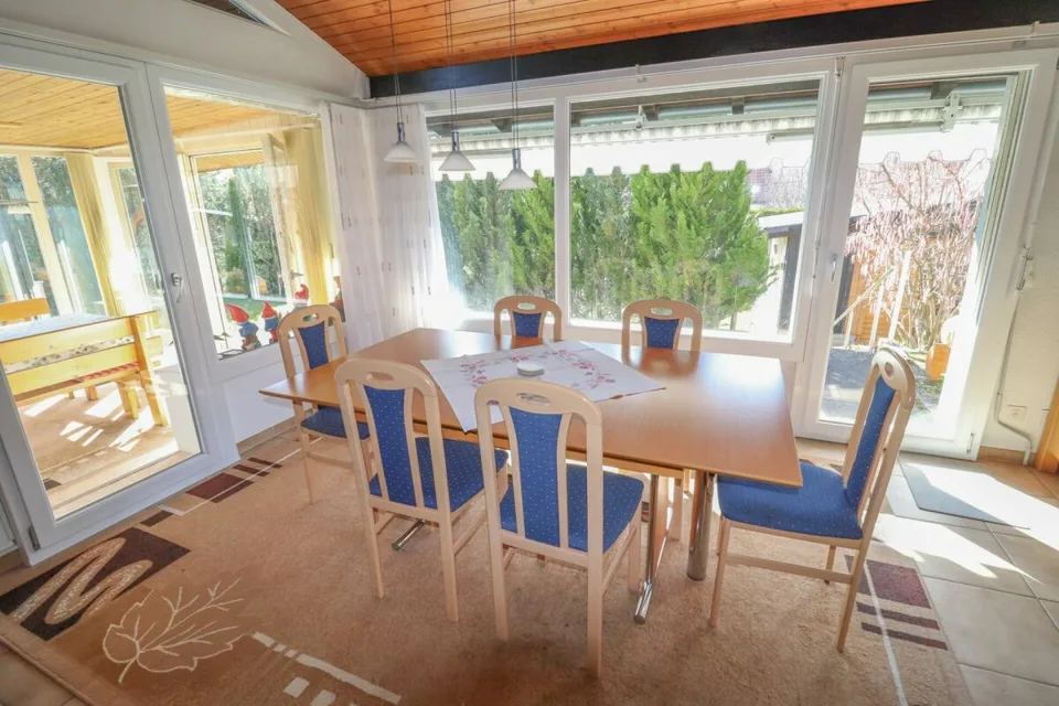 5.5-Zi-EFH mit Wintergarten und Zusatzgebäude auf 1'091 m2 grossem Grundstück
