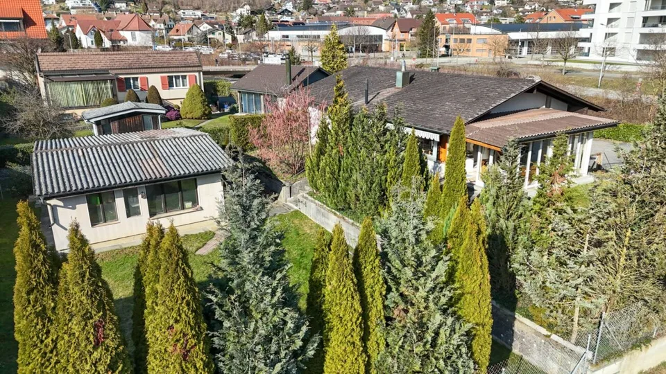 5.5-Zi-EFH mit Wintergarten und Zusatzgebäude auf 1'091 m2 grossem Grundstück