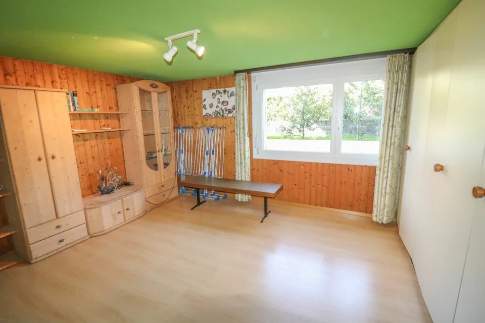 5.5-Zi-EFH mit Wintergarten und Zusatzgebäude auf 1'091 m2 grossem Grundstück
