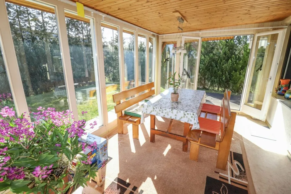 5.5-Zi-EFH mit Wintergarten und Zusatzgebäude auf 1'091 m2 grossem Grundstück