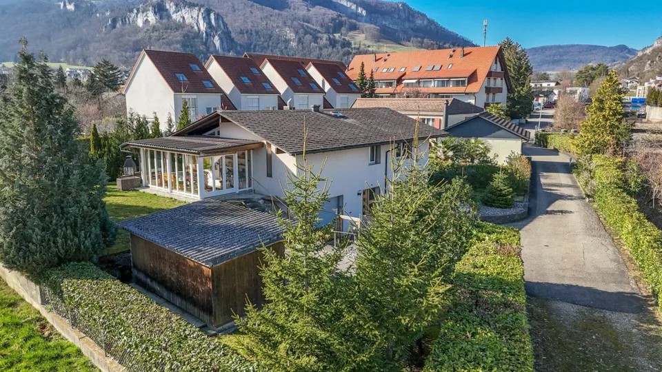5.5-Zi-EFH mit Wintergarten und Zusatzgebäude auf 1'091 m2 grossem Grundstück