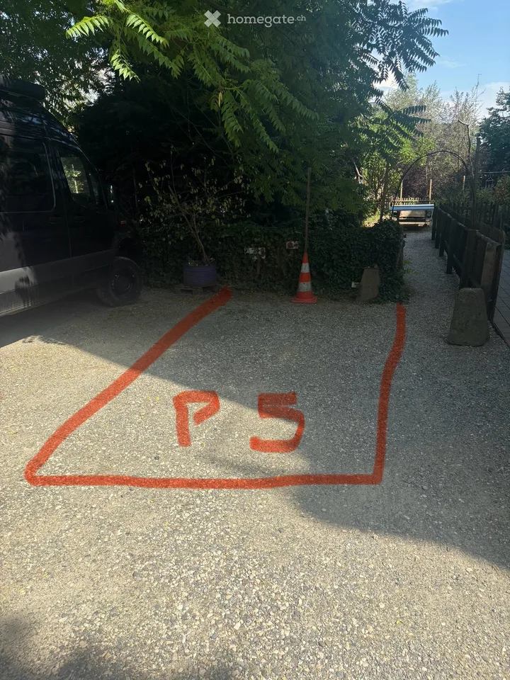 Sehr zentraler Aussenparkplatz in Innehof zu vermieten