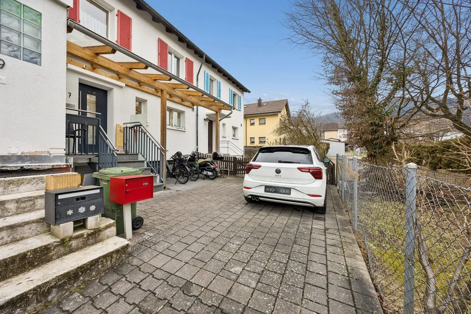 Renoviertes 5.5-Zimmer-Reihenhaus mit 166 m² Gesamtfläche & grosser Terrasse