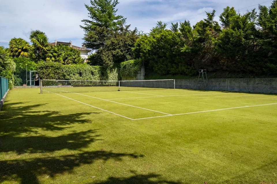 Villa con magnifico parco e campo da tennis