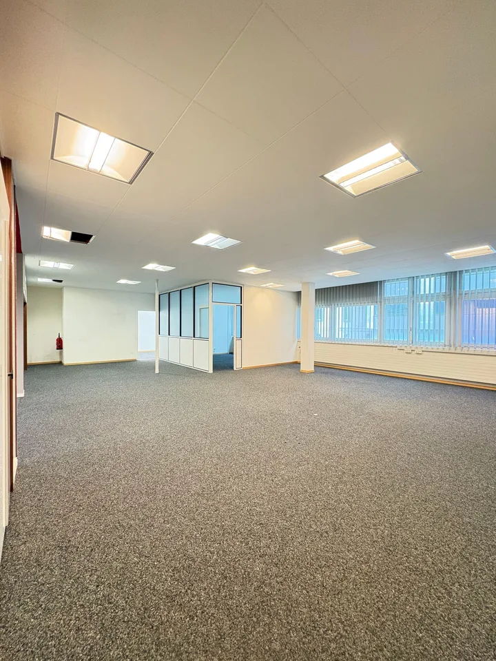 Bureaux/locaux 102-402 m², haute visibilité - La Chaux-de-Fonds