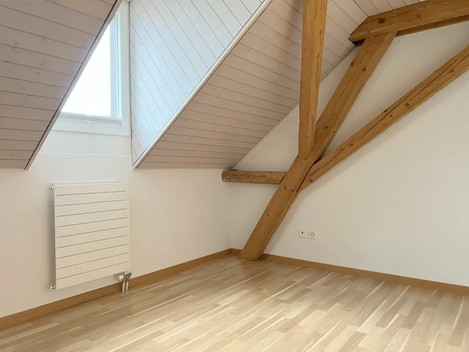 Schöne und gepflegte 4.5 Zimmer Dachwohnung mit Gartensitzplatz