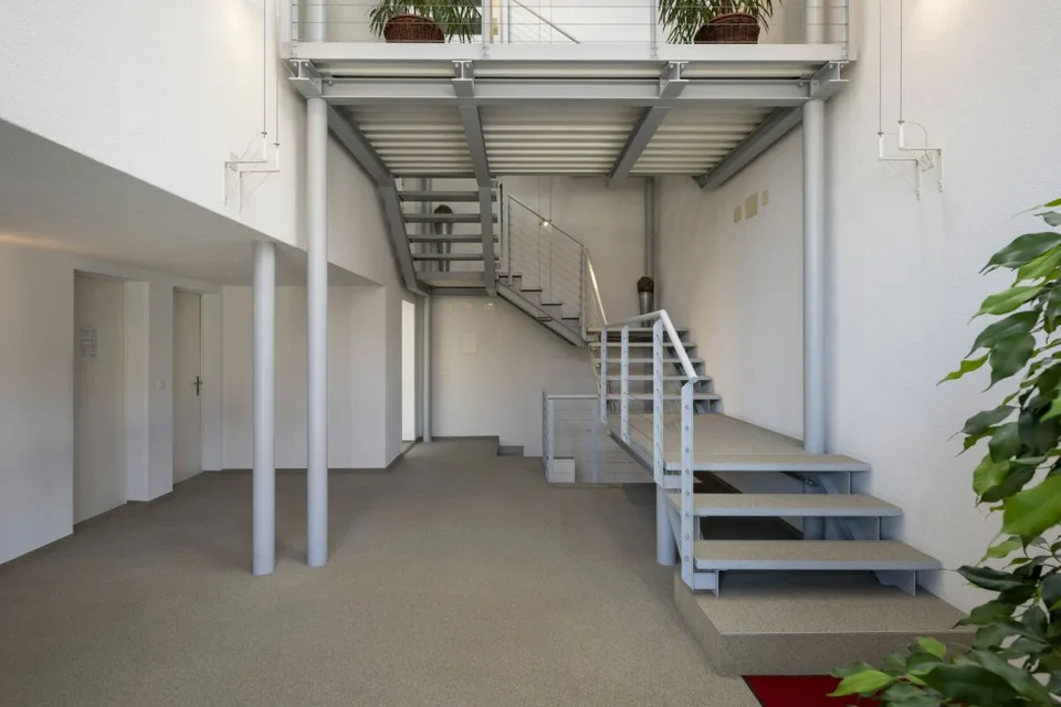 Schöne und gepflegte 4.5 Zimmer Dachwohnung mit Gartensitzplatz