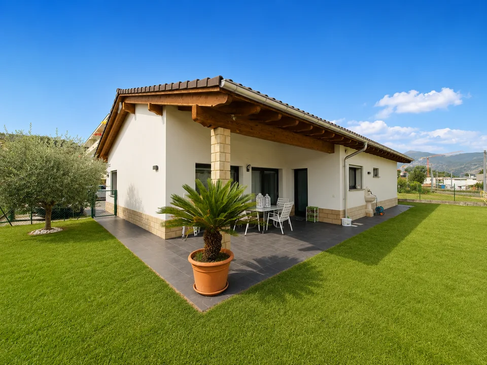 VILLA MODERNA DI 6.5 LOCALI CON AMPIO GIARDINO A STABIO