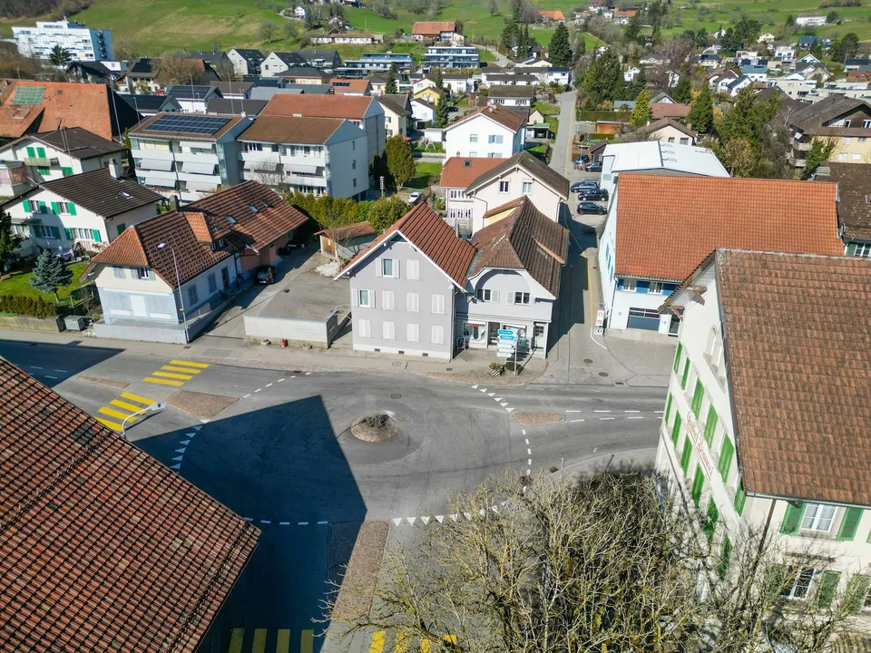 La Vostra Opportunità di Investimento - Due Case Familiari con 5 Appartamenti e 1 Locale Commerciale